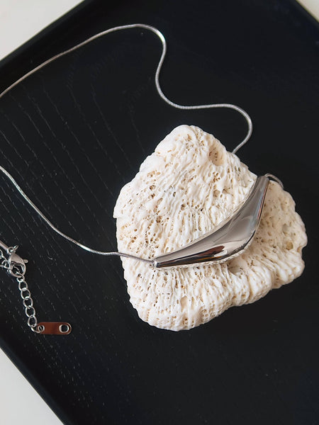 Cendre Curve Necklace